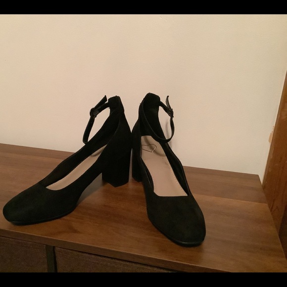 🖤Madeline Black Faux Suede Pumps w/ Ankle Straps and Block Heel🖤 - Picture 4 of 9